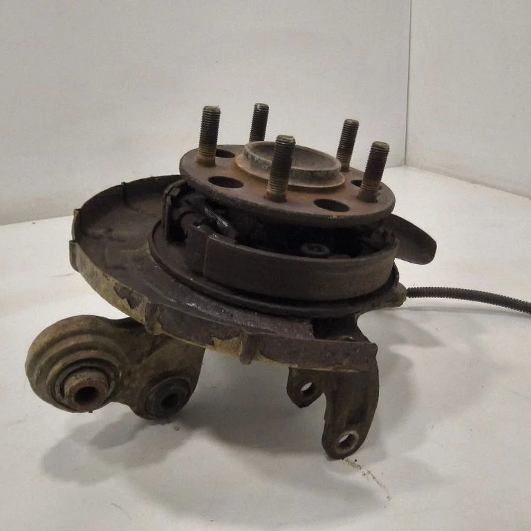 Rear wheel hub spindle/knuckle – rear left