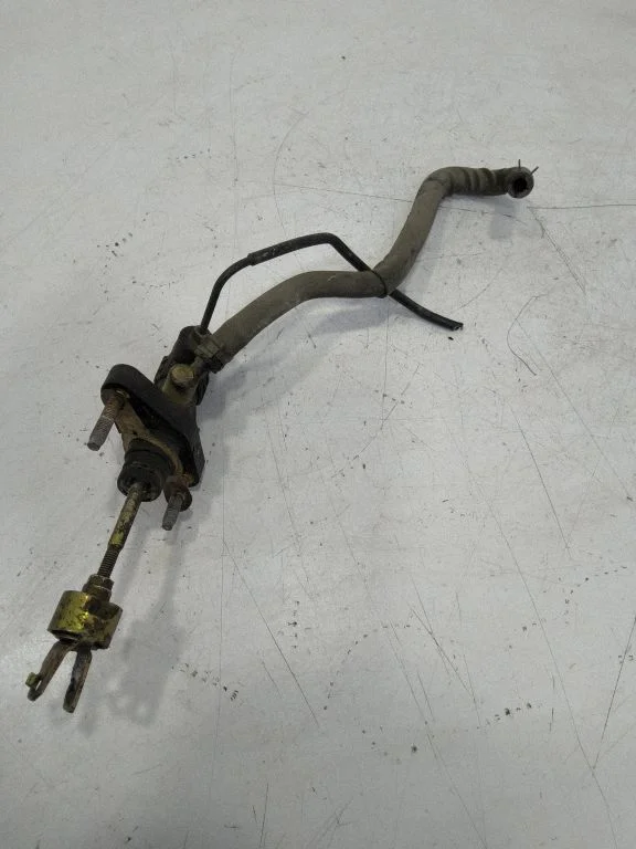 Clutch slave cylinder – front