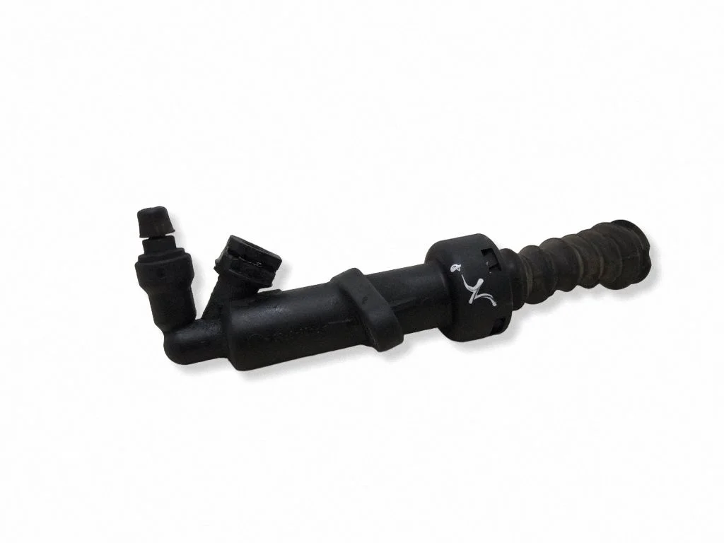 Clutch master cylinder – front