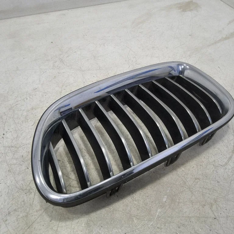 Front bumper upper radiator grill 7336477