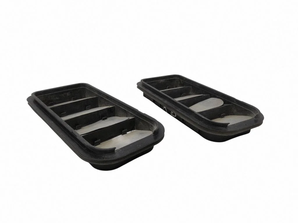 Quarter panel pressure vent 7N0819465