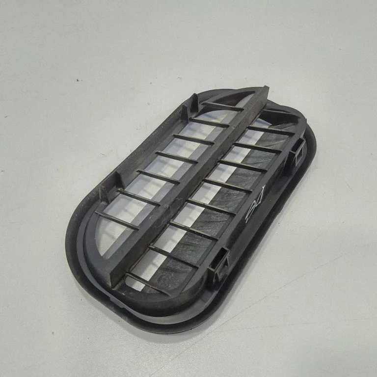 Quarter panel pressure vent 6R0819465