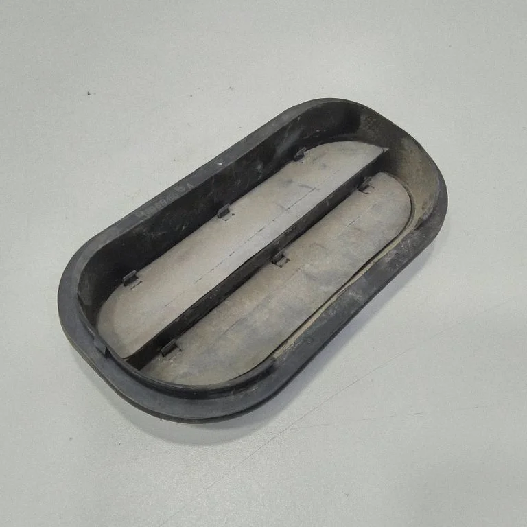 Quarter panel pressure vent 6r0819465