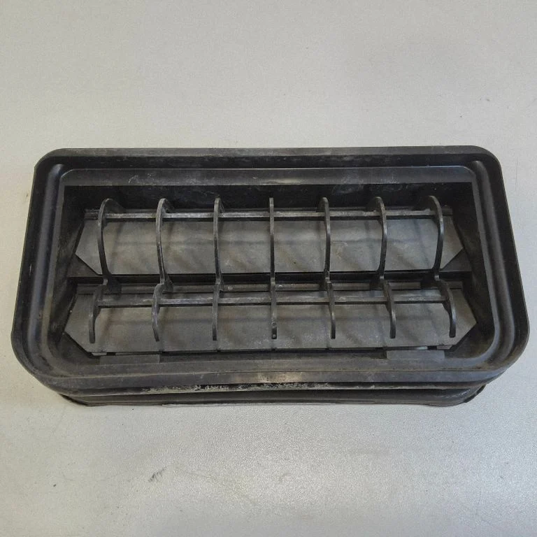 Quarter panel pressure vent 3C0819465