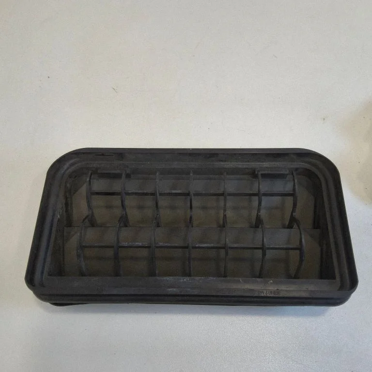 Quarter panel pressure vent 3C0819465