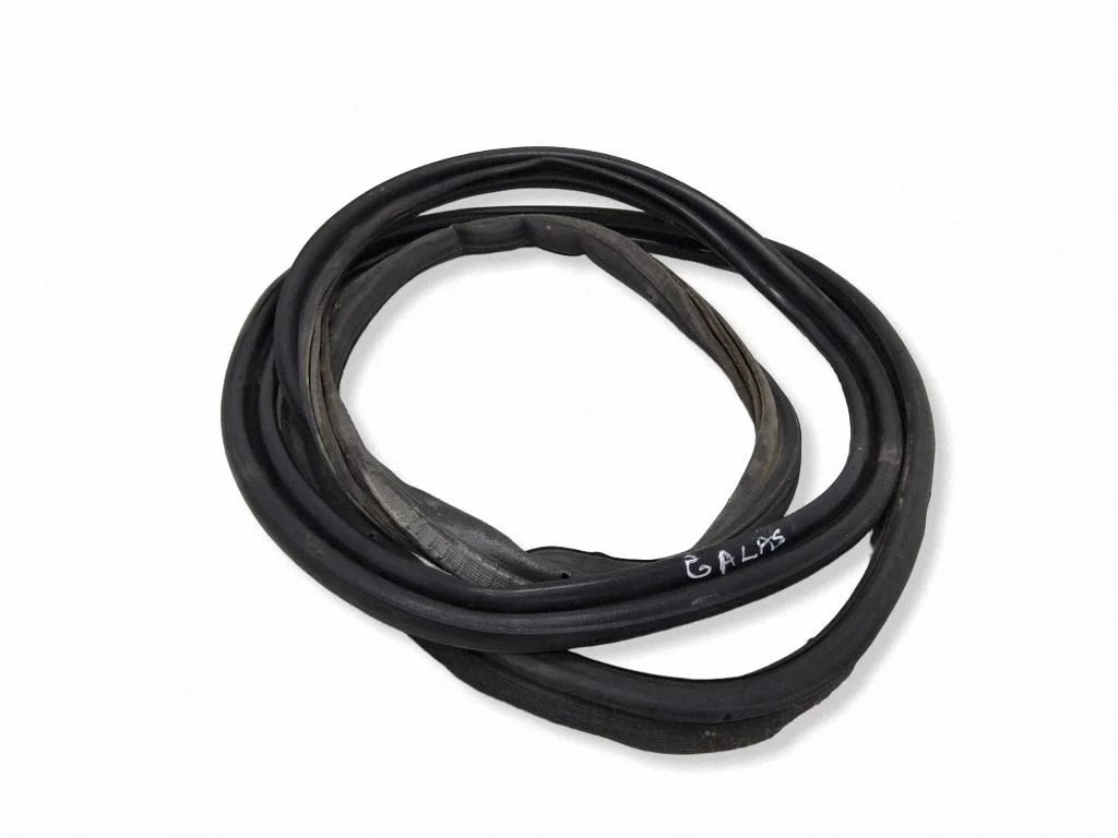 Loading door rubber seal (on body) – rear