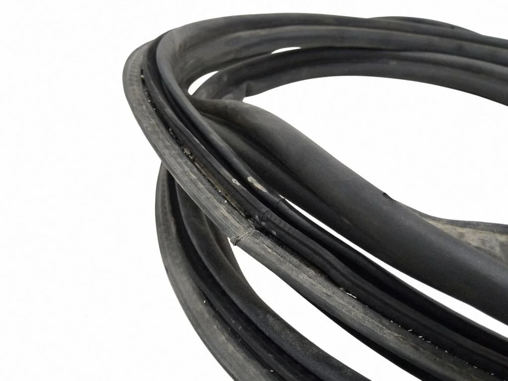 Loading door rubber seal (on body) – rear