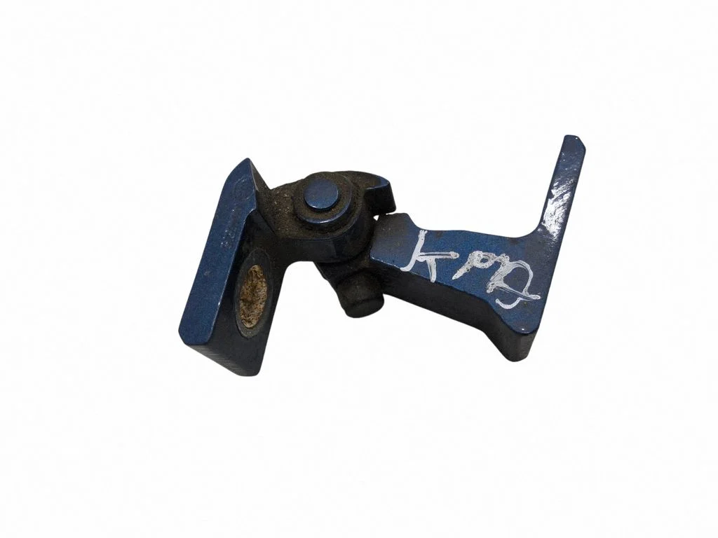 Front door lower hinge – front left