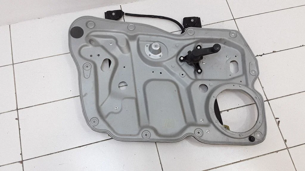 Mechaninis priekinio lango pakėlimo mechanizmas