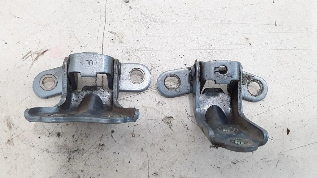 Rear door hinge set – left
