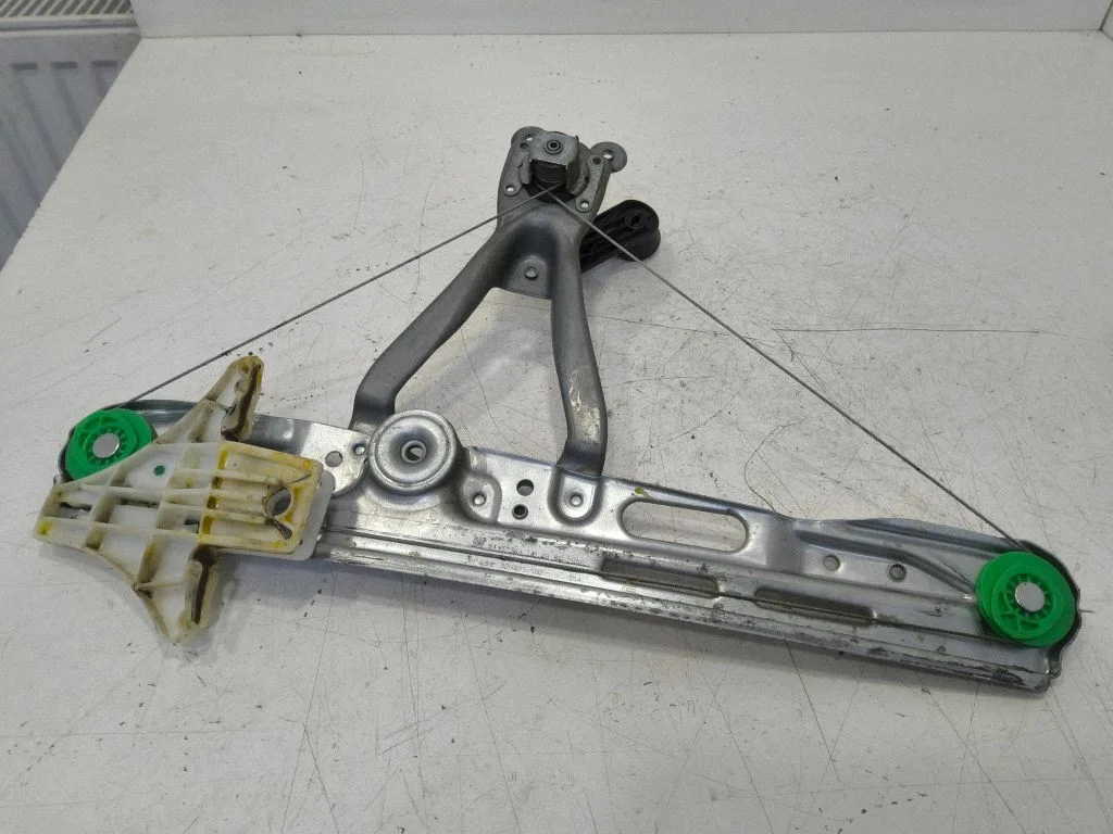 Mechaninis galinio lango pakėlimo mechanizmas