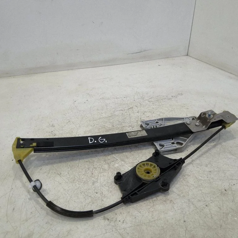 Rear window lifting mechanism without motor 8K0839462A