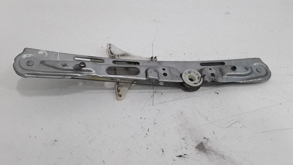 Rear window lifting mechanism without motor – right