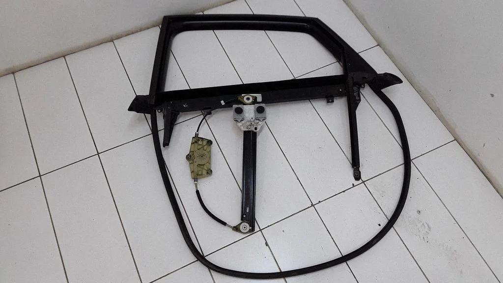 Rear window lifting mechanism without motor – left