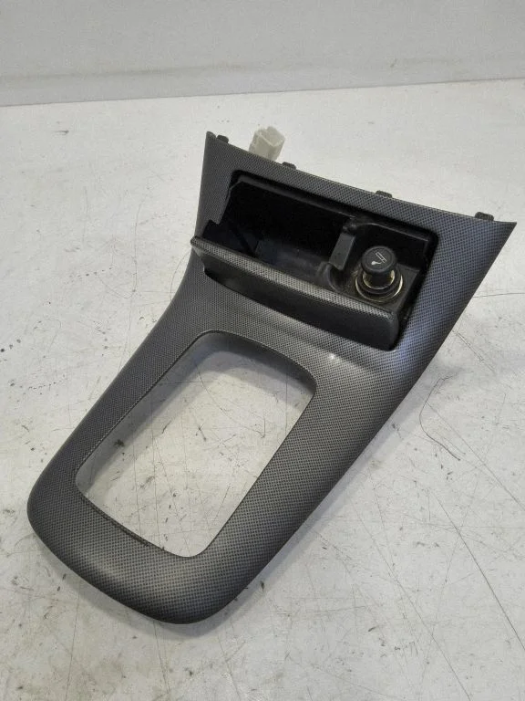 Gear shifter surround trim plastic – Toyota Avensis T250 (2003-2006)