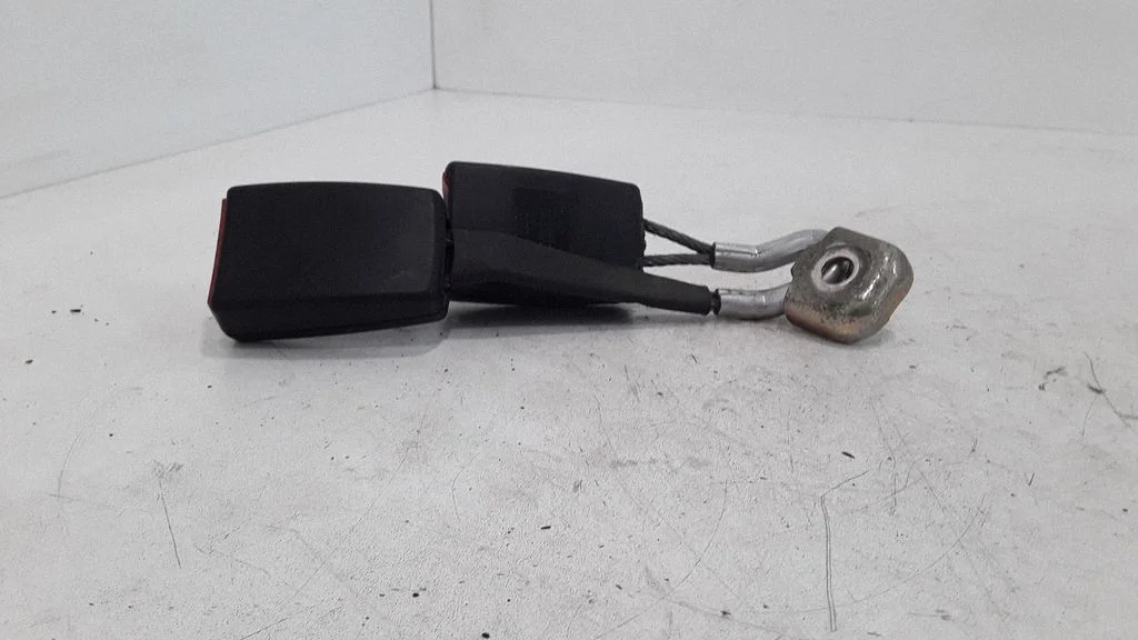 Middle seatbelt buckle (rear) – Audi A4 S4 B6 8E 8H (2001-2005)