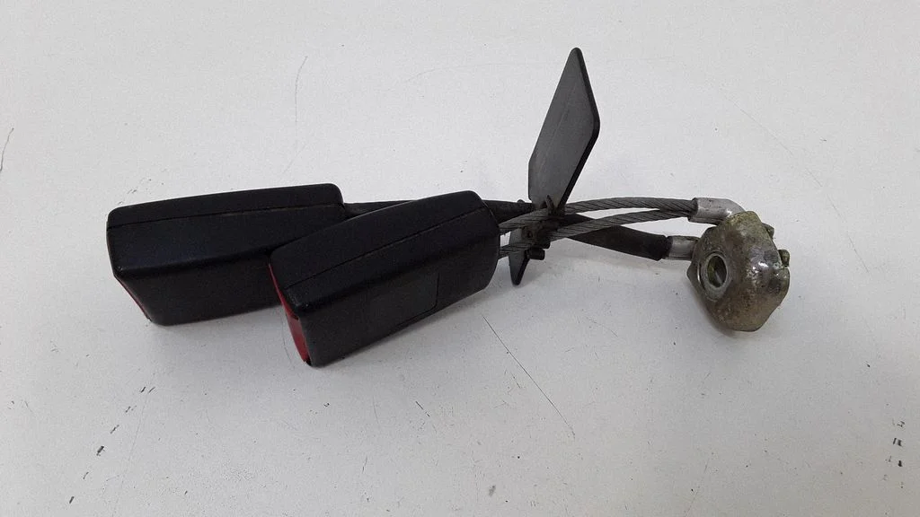Middle seatbelt buckle (rear)