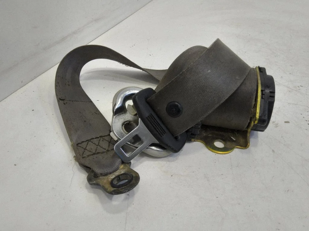 Middle seatbelt (rear) – rear left