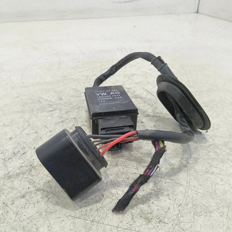 Fuel injection pump control unit/module 1K0906093F