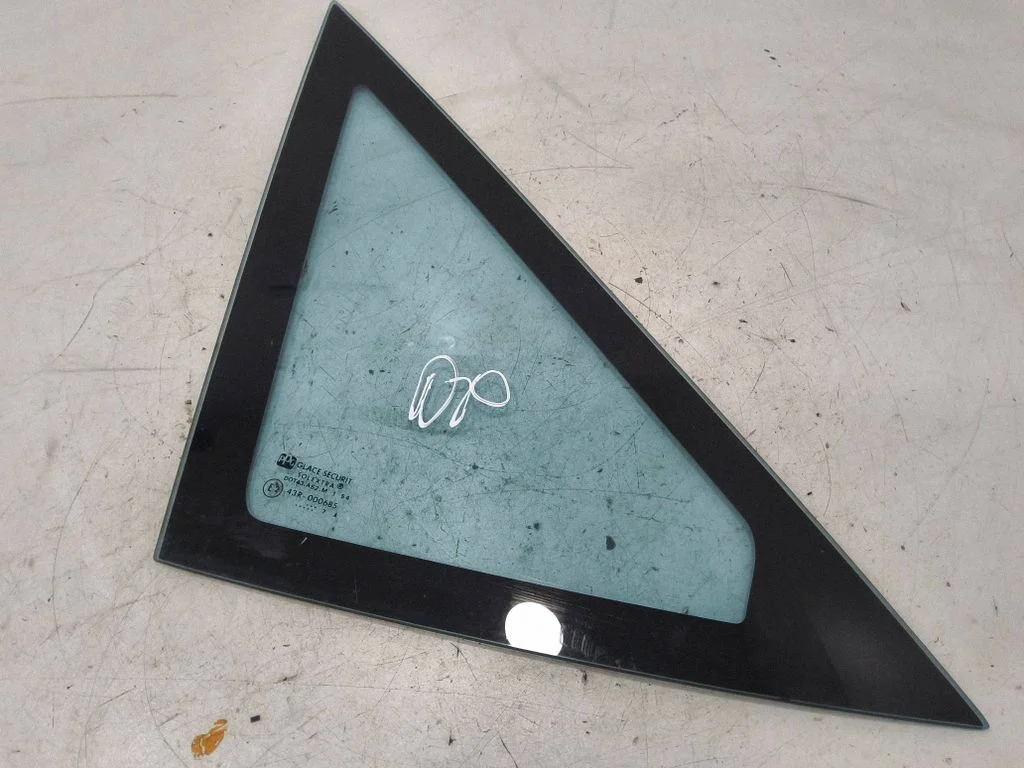 Trikampis stiklas kėbulo priekyje
