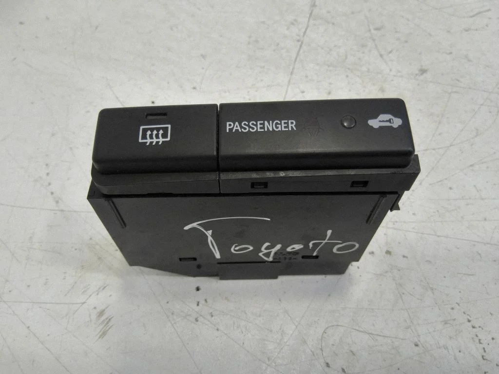 Windscreen/window heater switch – front