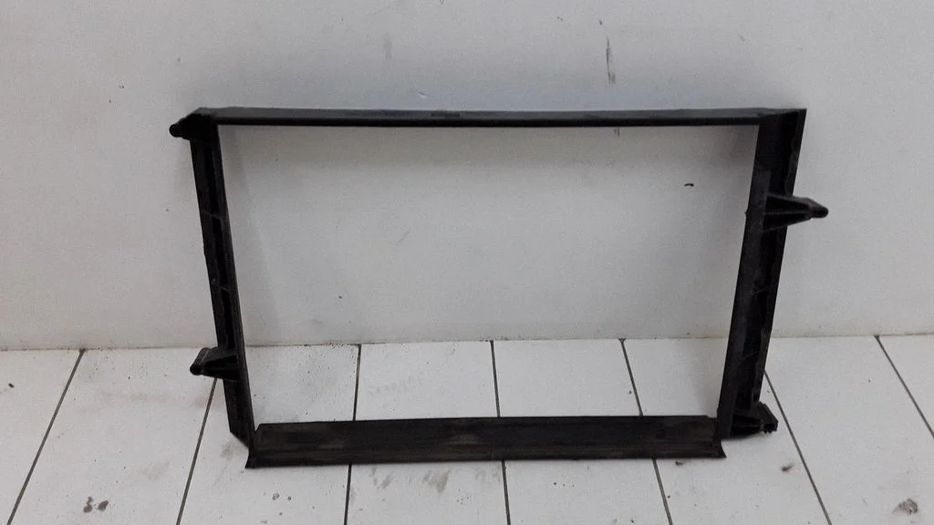 Radiator trim – Volvo V70 (2000-2004)