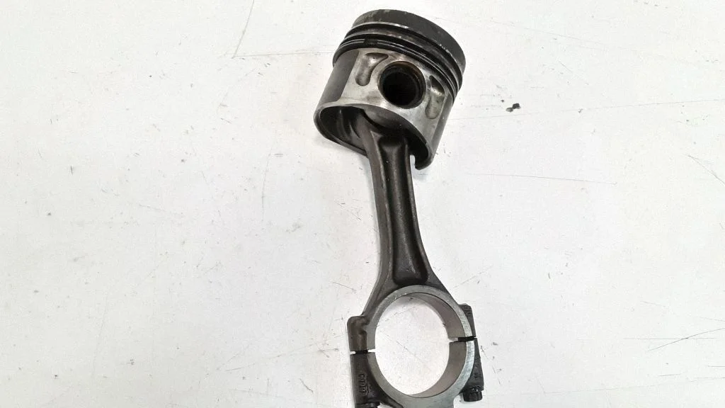 Piston with connecting rod