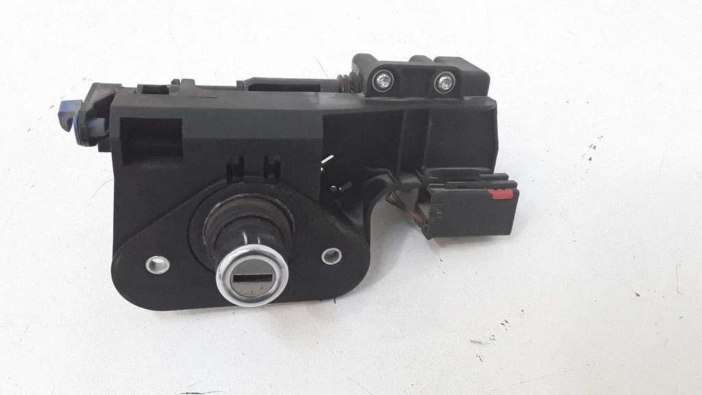 Spynelė galinio dangčio (išorėje)