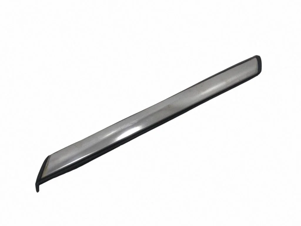 Fender trim (molding) – front left