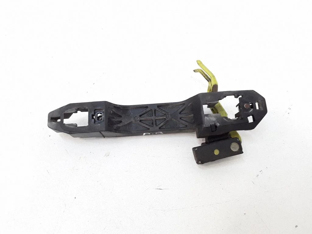 Rear door exterior handle/bracket – Toyota Corolla Verso E121 (2004-2007)