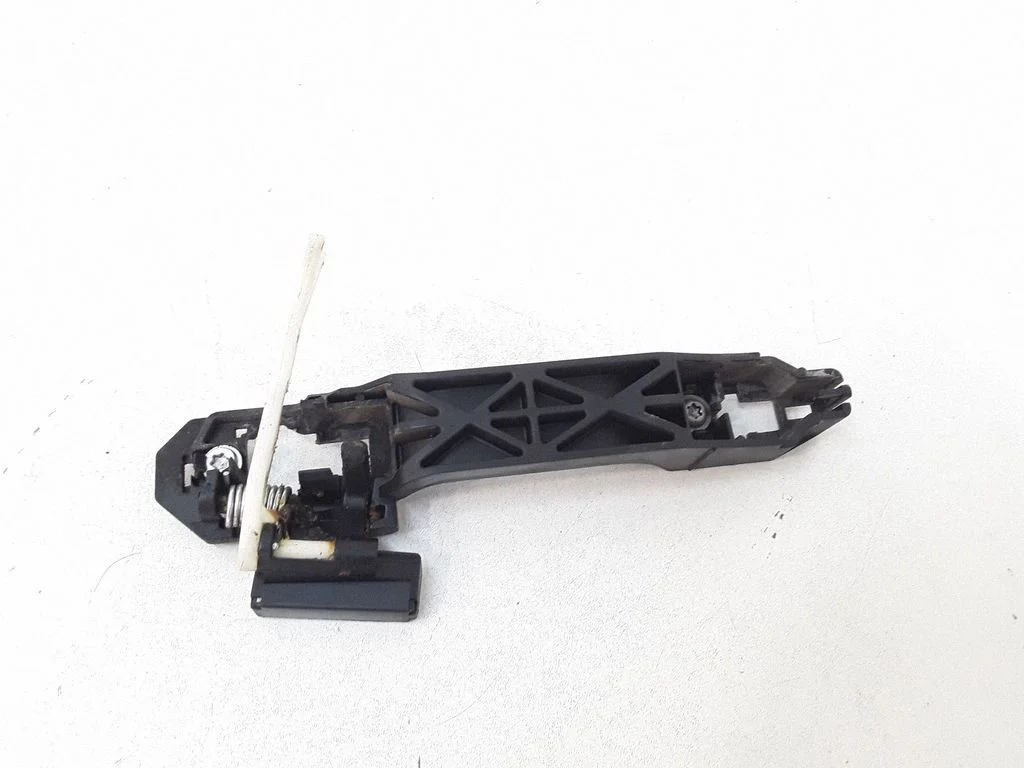 Rear door exterior handle/bracket – right