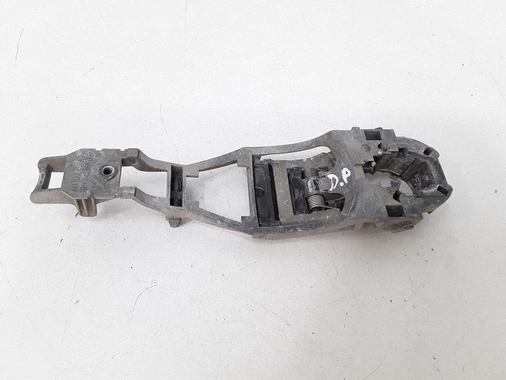 Front door exterior handle/bracket – right