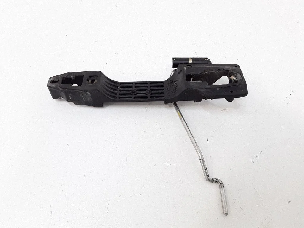 Front door exterior handle/bracket – front left