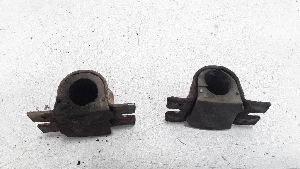 Sway bar bush bracket, front
