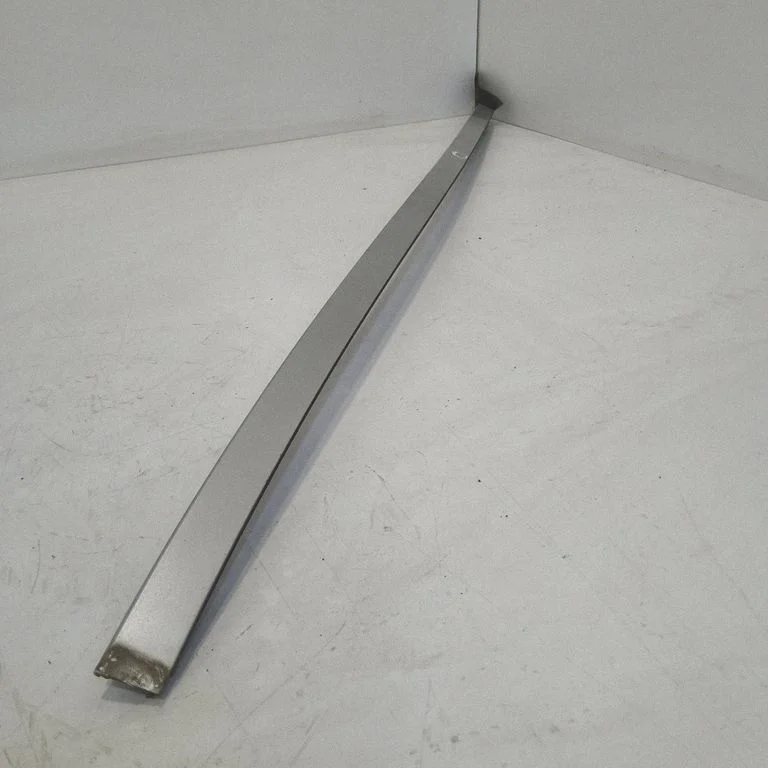 Windshield trim – right