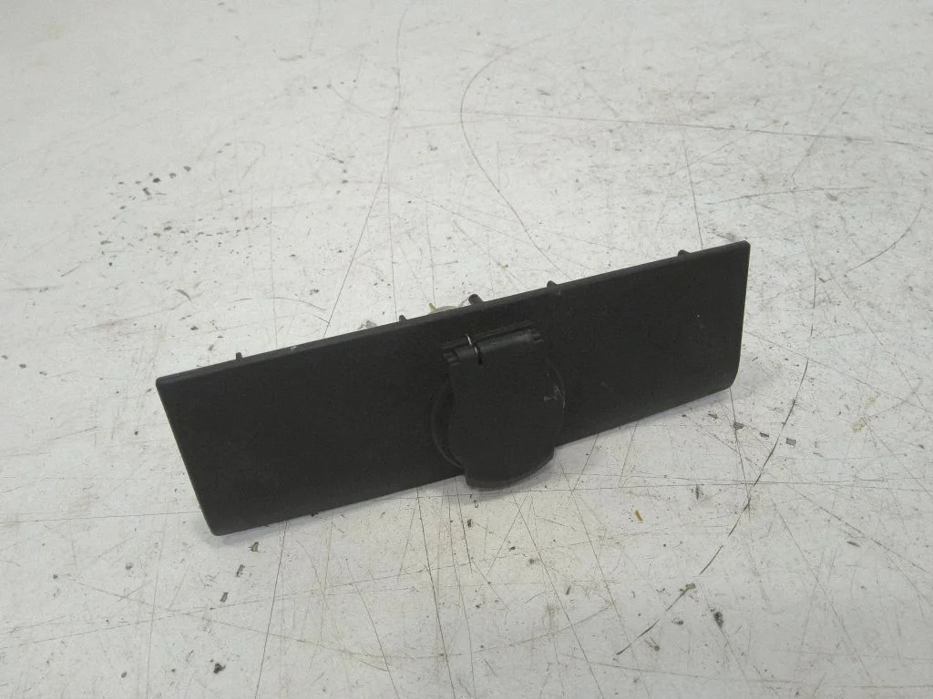 12 V lizdas (priekyje)