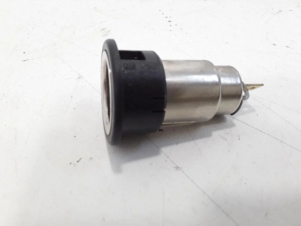12 V lizdas (priekyje)
