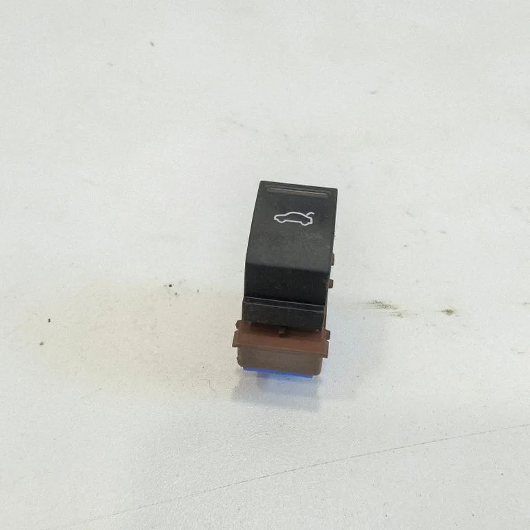 Tailgate opening switch – front