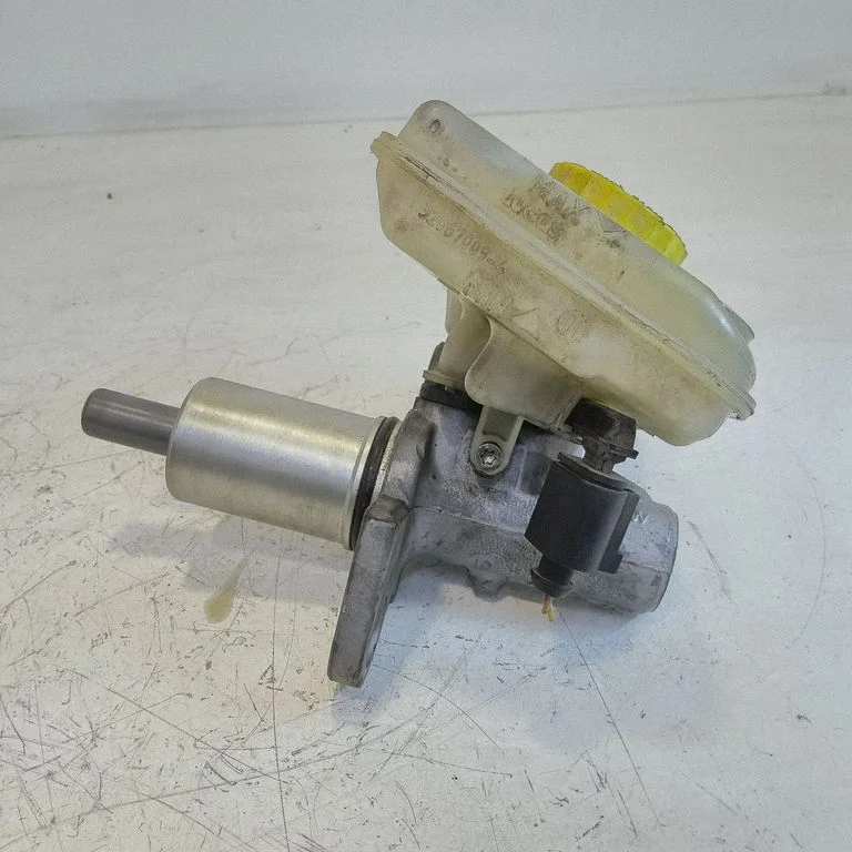 Master brake cylinder 32067009