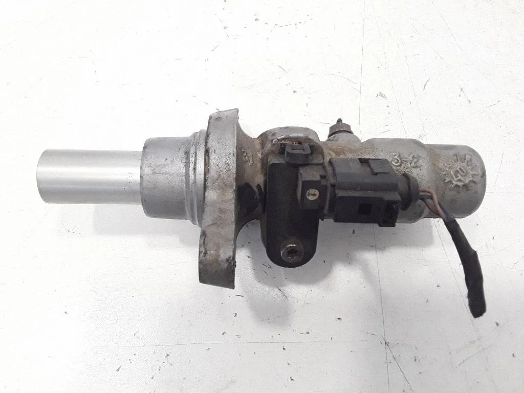 Master brake cylinder – front