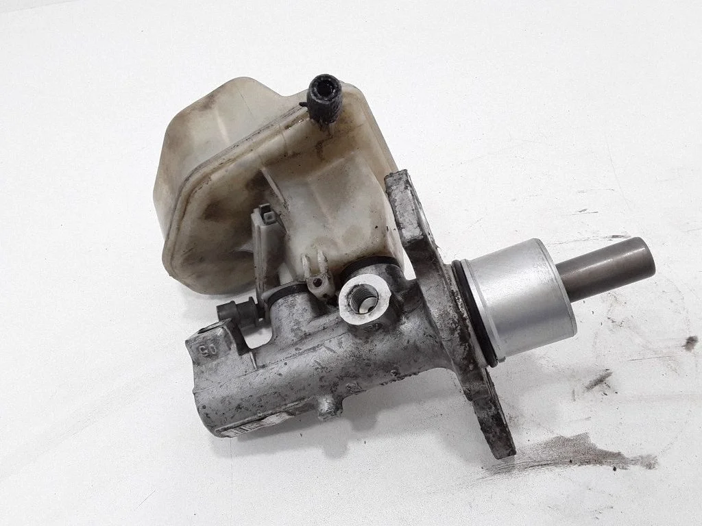 Master brake cylinder 32067070
