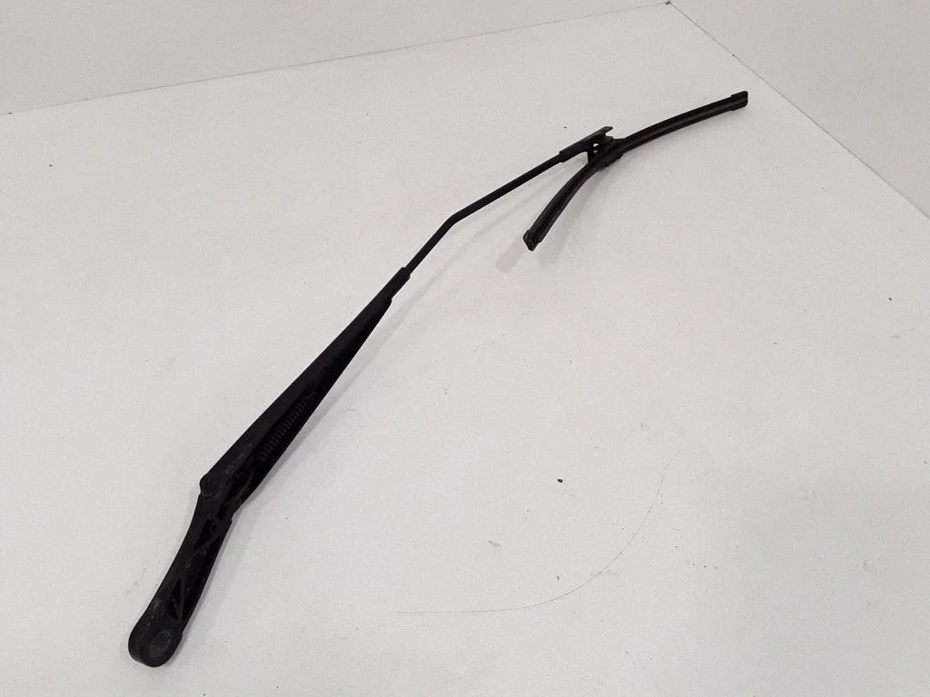 Windshield/front glass wiper blade