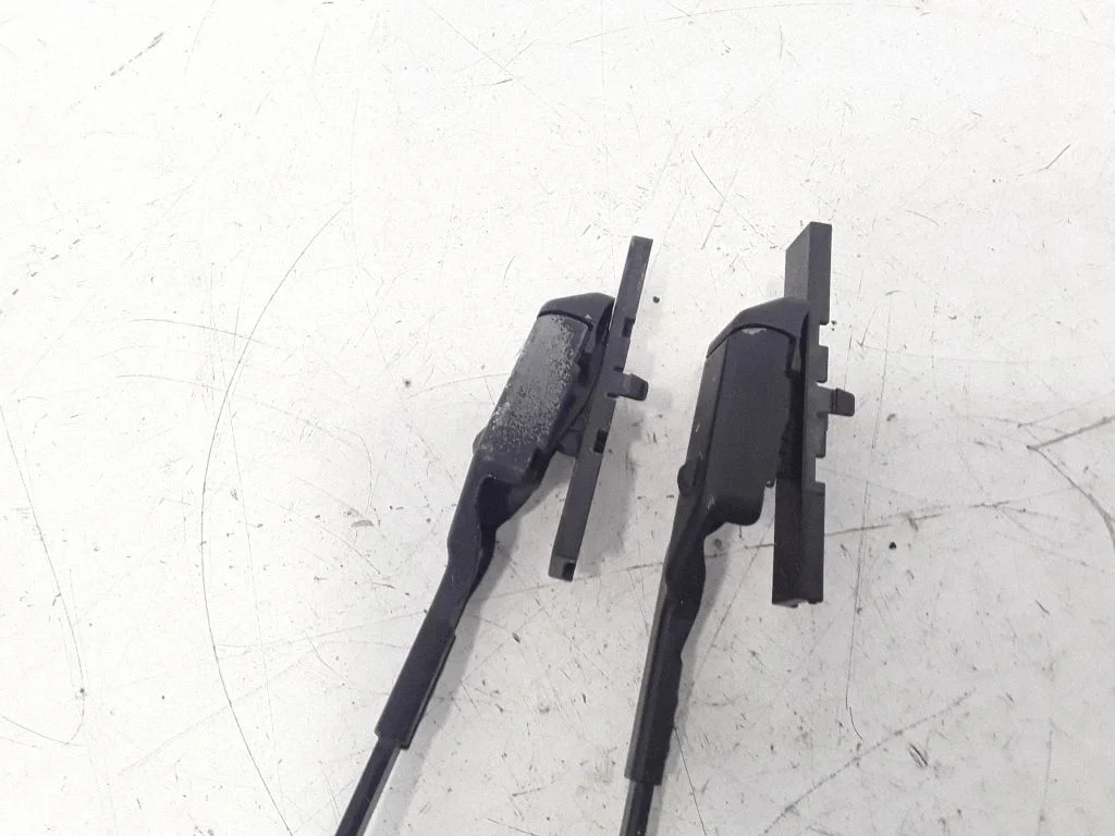 Front wiper blade arm
