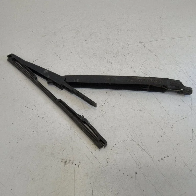 Rear wiper blade arm