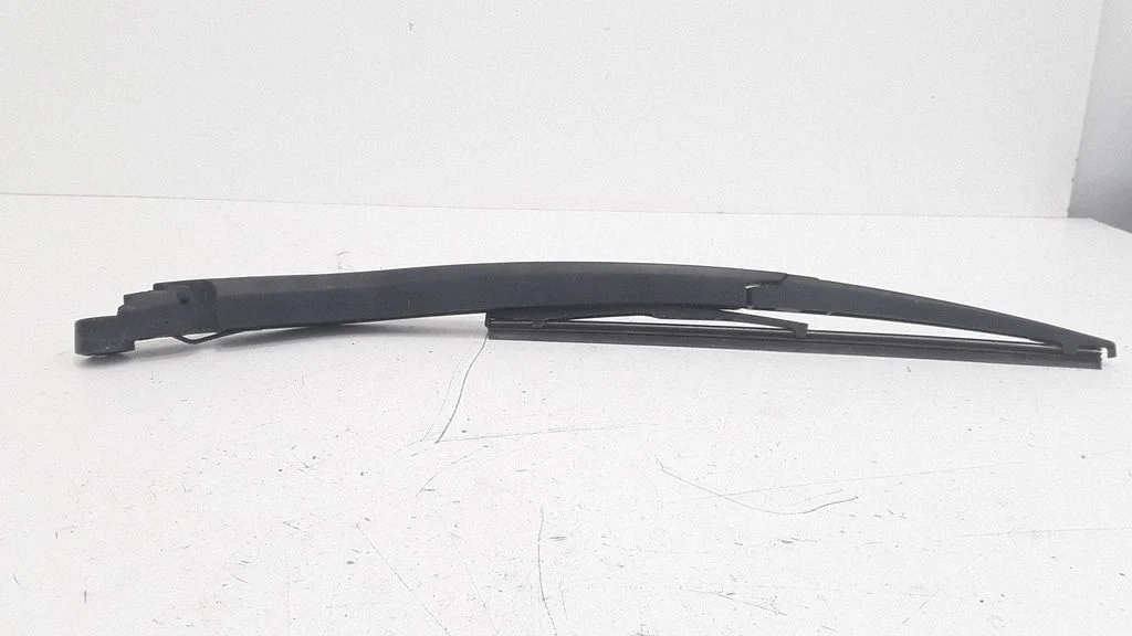 Rear wiper blade arm