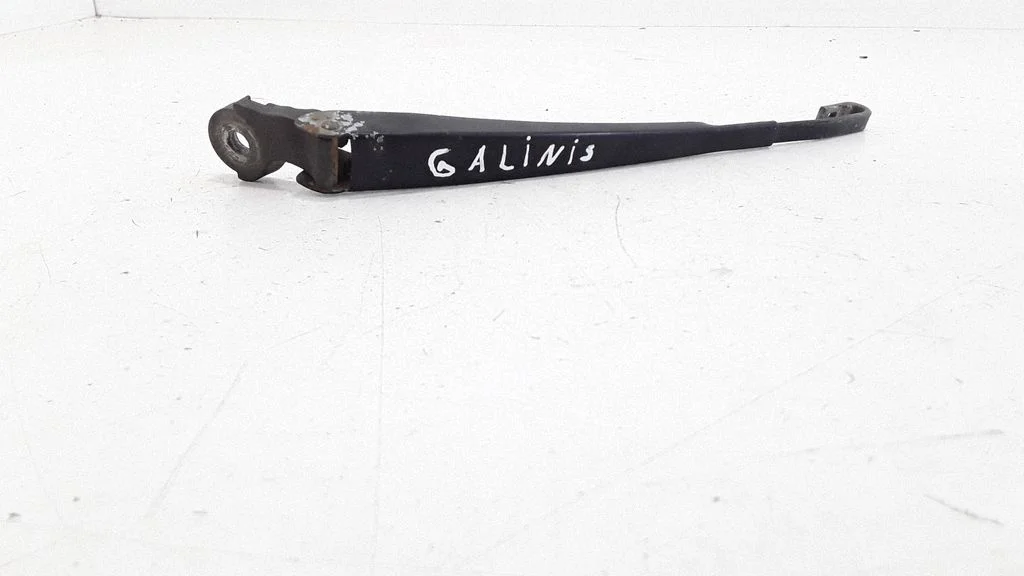 Rear wiper blade arm