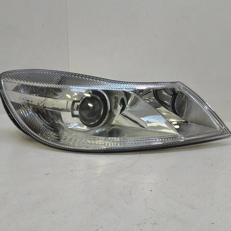 Headlight/headlamp – right