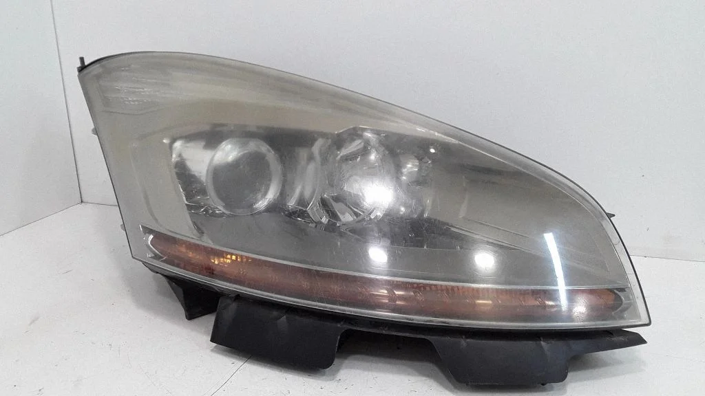 Headlight/headlamp – right