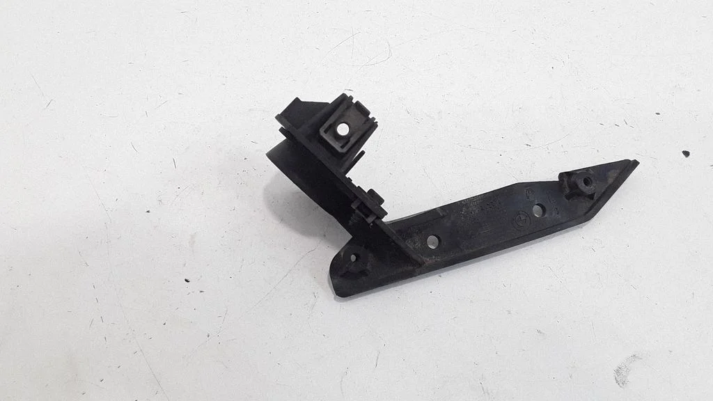 Headlight/headlamp mounting bracket 7058447