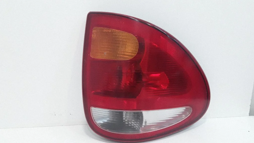 Lampa tylna w błotniku – lewy tył